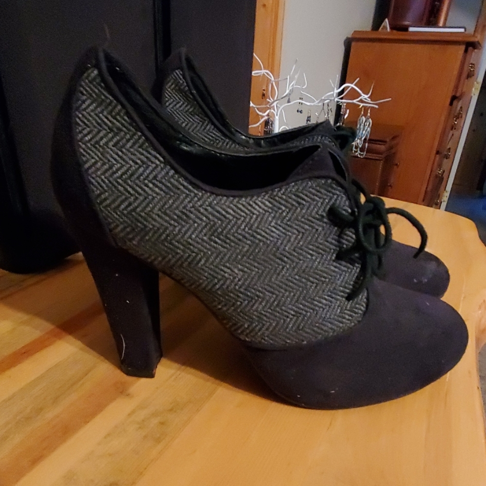 Shoes - Picture 2 of 4